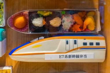 Tokyo istasyonunda Grandsta gıda mağazasında set İstasyonu yemek kutusu