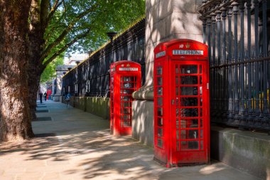 British Museum önünde geleneksel vintage kırmızı K6 telefon kiosk
