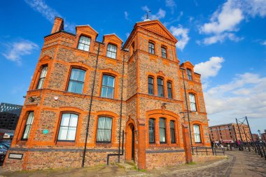 Liverpool pilot ofisi Liverpool, Ingiltere 'de Royal Albert Dock 'ta gemiler kontrol ediyor