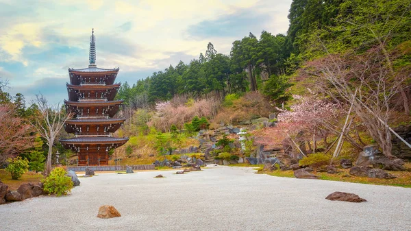 Aomori, Japonya'daki Seiryu-ji Budist tapınağında beş katlı pagoda — Stok fotoğraf