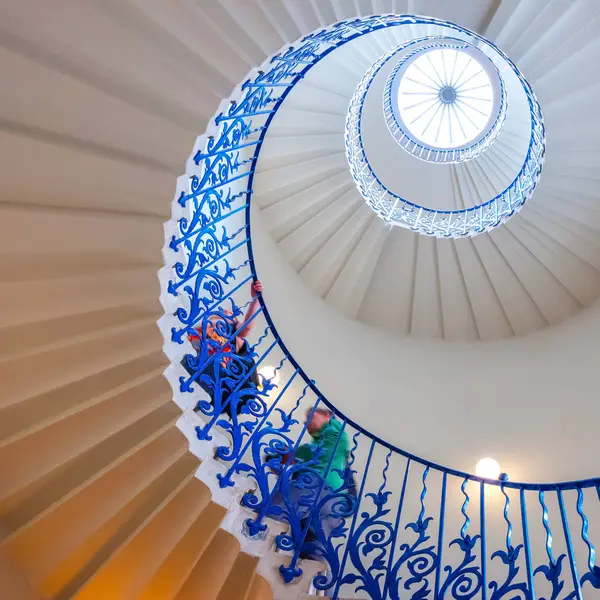 The sweeping Tulip Stairs at the Queen's House museum in London, UK — Stock Photo, Image