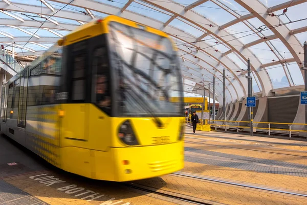 Manchester, Verenigd Koninkrijk-mei 18 2018: Light Rail Metrolink tram in de c — Stockfoto