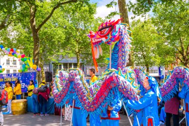 Kimliği belirsiz kişiler Londra'daki Leicester Meydanı'nda ejderha dansı yapıyor.