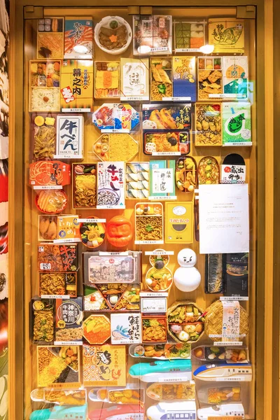 Staniční box nastavený v obchodě s potravinami na tokijské stanici — Stock fotografie