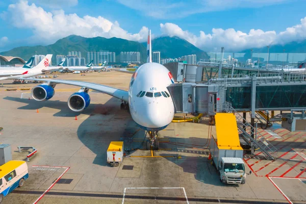 香港国際空港でのジェット便のドック — ストック写真