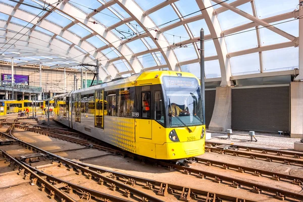 Tren ligero Metrolink tranvía en Manchester, Reino Unido — Foto de Stock