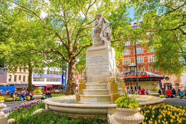 Estátua de William Shakespeare na Leicester Square em Londres, Reino Unido — Fotografia de Stock