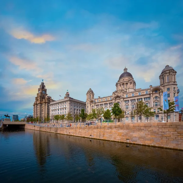 Leverpool pierkopf mit dem royal liver building, cunard building und port of leverpool building — Stockfoto