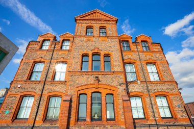 Liverpool pilot ofisi Liverpool, Ingiltere 'de Royal Albert Dock 'ta gemiler kontrol ediyor