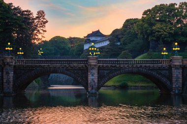 Japonya'da Tokyo İmparatorluk sarayı önünde Nijubashi köprüsü
