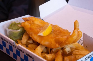 Geleneksel İngilizce yemekbalık ve patates cipsi bir tabak