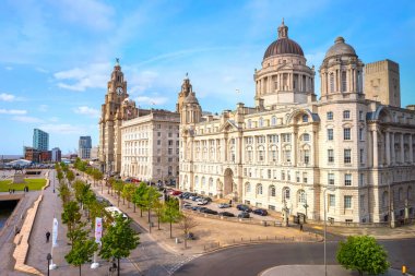 Royal Liver Binası, Cunard Binası ve Liverpool Binası Limanı ile Liverpool Pier Head 