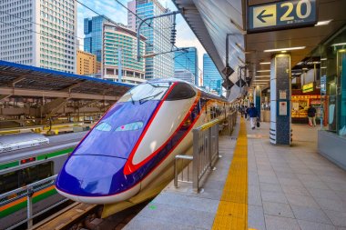 Bir tren istasyonunda Japon Shinkansen yüksek hızlı tren
