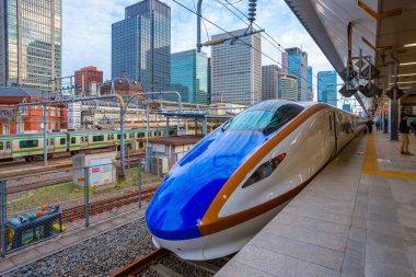 Bir tren istasyonunda Japon Shinkansen yüksek hızlı tren