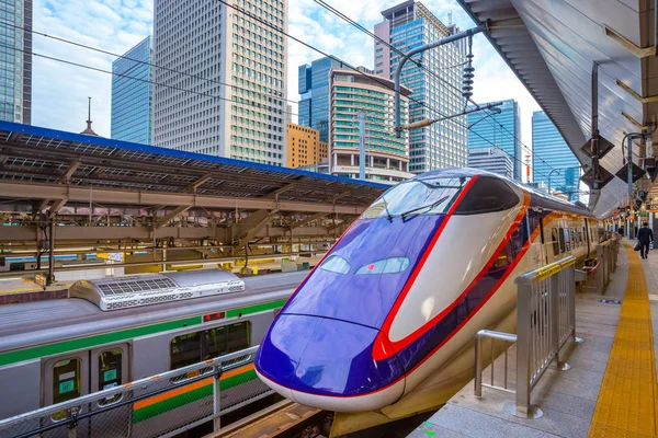 Tren de alta velocidad japonés Shinkansen en una estación de tren — Foto de Stock
