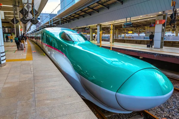 Japanese Shinkansen high speed train at a train station — Stock Photo, Image