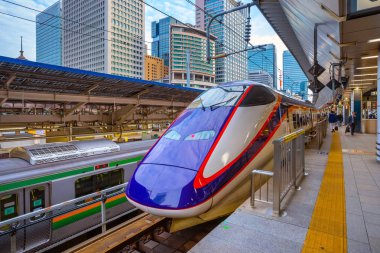 Bir tren istasyonunda Japon Shinkansen yüksek hızlı tren