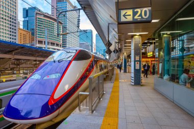 Bir tren istasyonunda Japon Shinkansen yüksek hızlı tren