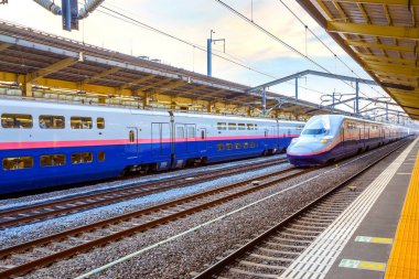 Bir tren istasyonunda Japon Shinkansen yüksek hızlı tren