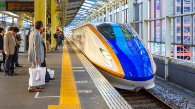 Bir tren istasyonunda Japon Shinkansen yüksek hızlı tren