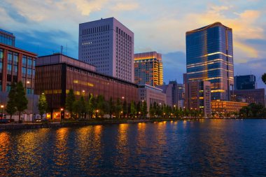 Tokyo Istasyonu ve Imparatorluk Sarayı arasında Marunouchi commecial ilçe Cityscape