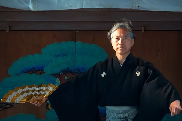 Människor utför japansk fläkt Dans på Nezu Shrine i Tokyo, Japan — Stockfoto