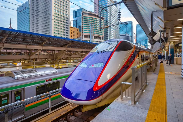 ชินคันเซ็นญี่ปุ่น รถไฟความเร็วสูงที่สถานีรถไฟ — ภาพถ่ายสต็อก