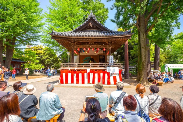 La gente si esibisce in una fan dance giapponese al Nezu Shrine di Tokyo, Giappone — Foto Stock