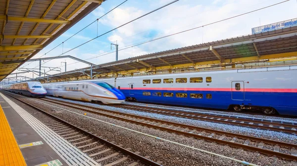 Japanse Shinkansen-hogesnelheidstrein bij een treinstation — Stockfoto