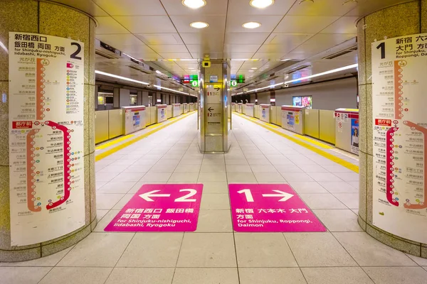 도쿄 지하철을 위한 일본 지하철 플랫폼 — 스톡 사진