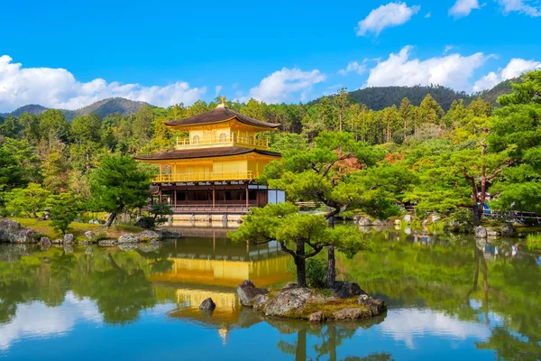 Het gouden paviljoen van de Kinkaku-ji tempel in Kyoto, Japan — Stockfoto