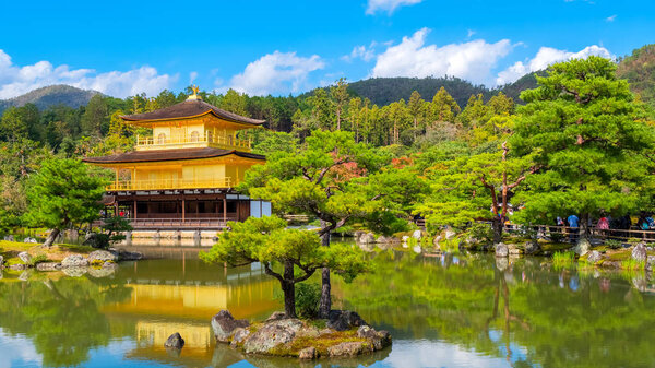 Золотой павильон храма Кинкаку-дзи в Киото, Япония
