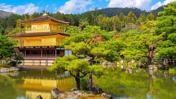 Kyoto, Japão - 27 de outubro de 2018: O Pavilhão de Ouro - Kinkaku-ji — Fotografia de Stock