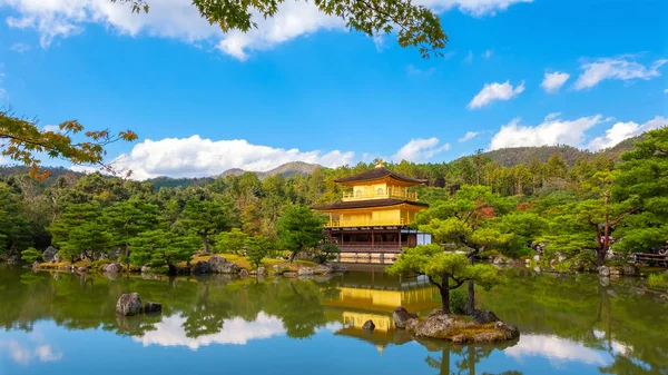 Kjóto, Japonsko-Říjen 27 2018: Zlatý pavilon-Kinkaku-ji — Stock fotografie