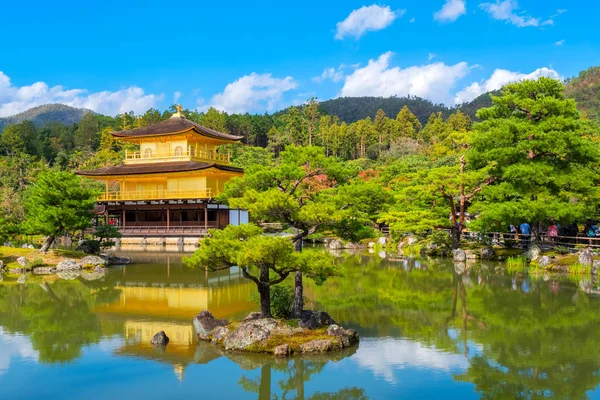 El Pabellón de Oro del templo Kinkaku-ji en Kyoto, Japón — Foto de Stock