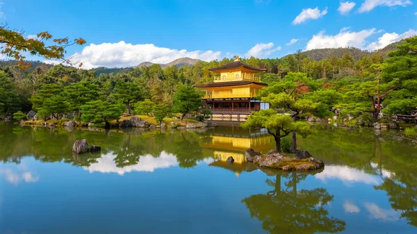 Kioto, Japonia-Październik 27 2018: Złoty Pawilon-Kinkaku-ji — Zdjęcie stockowe