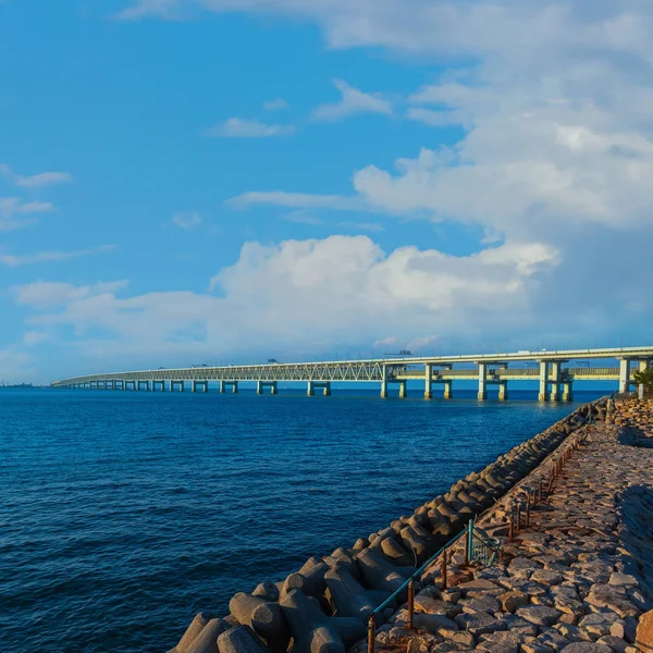 Sky Gate Bridge R соединяет международный аэропорт Осаки с материком Осаки — стоковое фото