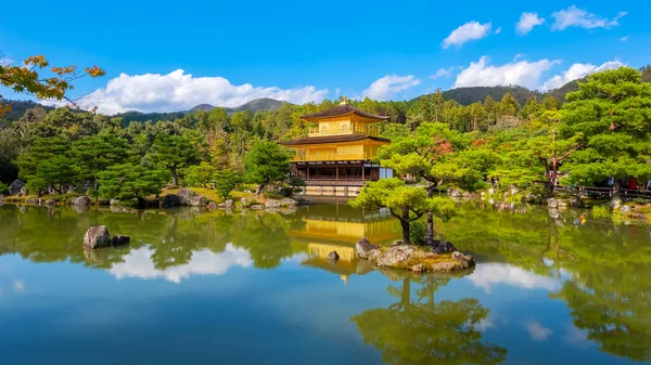 El Pabellón de Oro - Templo Kinkaku-ji en Kyoto, Japón — Foto de Stock