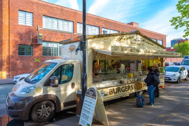 Yol kenarında bir yemek kamyonu