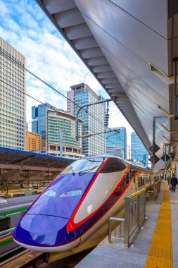 Bir tren istasyonunda Japon Shinkansen yüksek hızlı tren