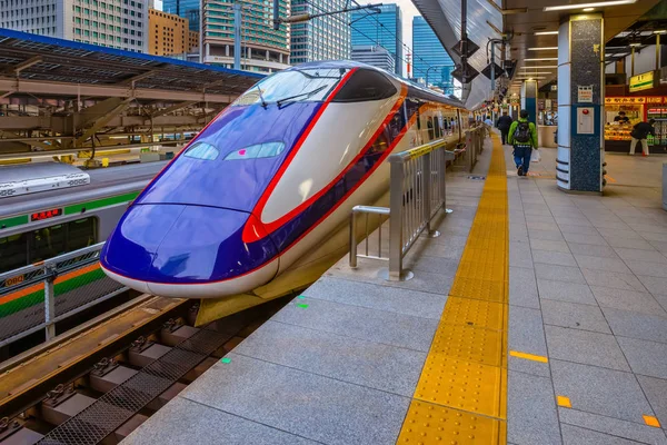 ชินคันเซ็นญี่ปุ่น รถไฟความเร็วสูงที่สถานีรถไฟ — ภาพถ่ายสต็อก