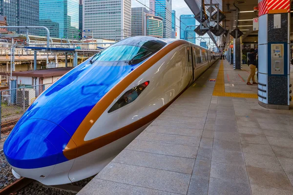 Japanischer Shinkansen-Hochgeschwindigkeitszug auf einem Bahnhof — Stockfoto