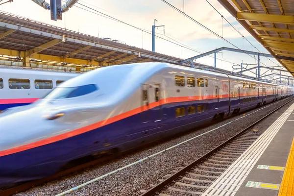ชินคันเซ็นญี่ปุ่น รถไฟความเร็วสูงที่สถานีรถไฟ — ภาพถ่ายสต็อก