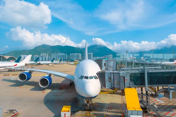 Jet Voli attendere i passeggeri in un aeroporto — Foto Stock