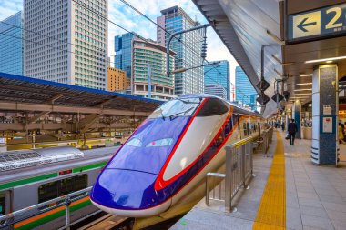 Bir tren istasyonunda Japon Shinkansen yüksek hızlı tren