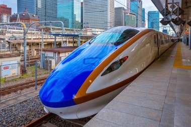 Bir tren istasyonunda Japon Shinkansen yüksek hızlı tren