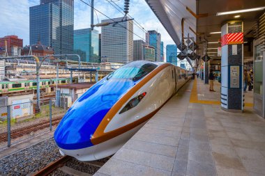 Bir tren istasyonunda Japon Shinkansen yüksek hızlı tren