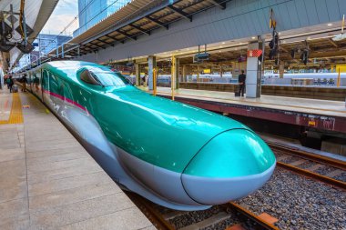Bir tren istasyonunda Japon Shinkansen yüksek hızlı tren