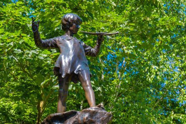  Peter Pan heykeli, Londra'daki Kensington Garden'da bronz heykel, İngiltere
