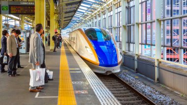  Bir tren istasyonunda Japon Shinkansen yüksek hızlı tren